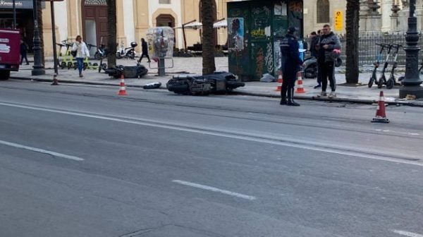 palermo, 3 2 scooter collision in via roma: 2 injured