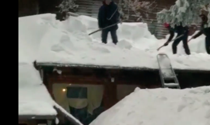 personas bloqueadas por la nieve en el etna video