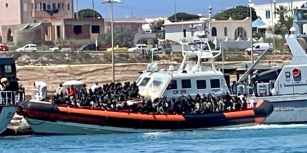 696 migrants arrive in Lampedusa, with 2,069 guests at the reception center.