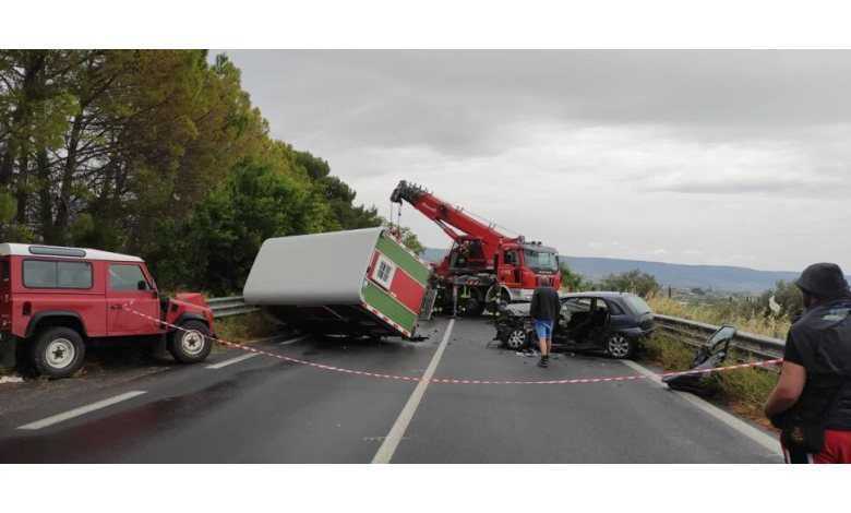 Accident on the Ragusa-Catania Road: Two injured and hospitalised; Road closure and inconvenience.