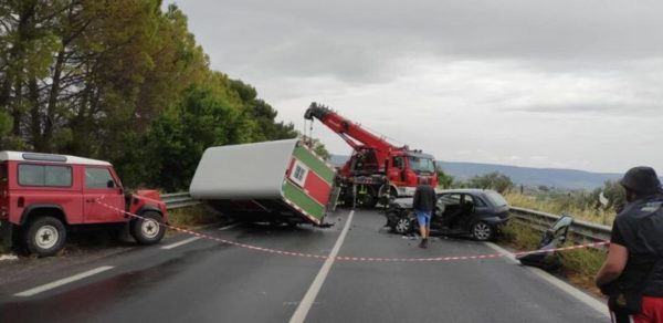 Accident on the Ragusa-Catania Road: Two injured and hospitalised; Road closure and inconvenience.