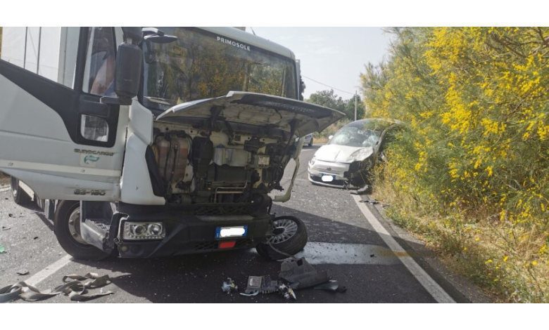 Belpasso, head-on collision between a truck and a car: two injured and traffic in chaos.