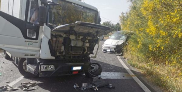 Belpasso, head-on collision between a truck and a car: two injured and traffic in chaos.