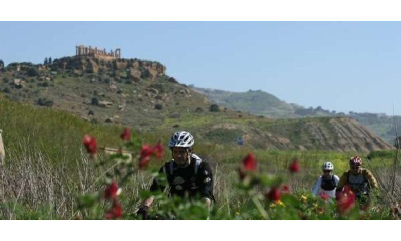 Enogastronomic bike tour among the Sicilian gems: three friends traveling 500 kilometers.
