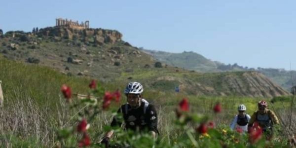 Enogastronomic bike tour among the Sicilian gems: three friends traveling 500 kilometers.