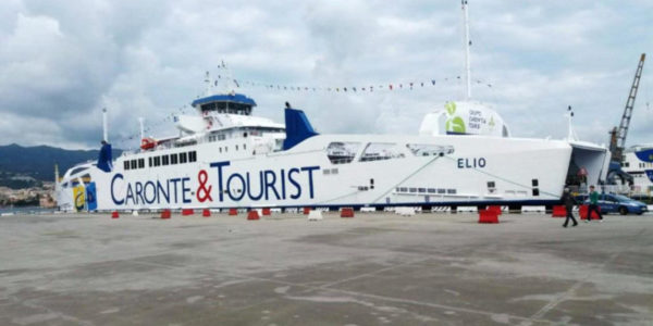 In English, the revised title would be: "First two of the six seized ferries return to sail in the Aeolian Islands."