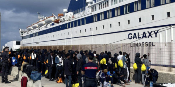 Lampedusa, 360 migrants leave the island aboard a regular ferry