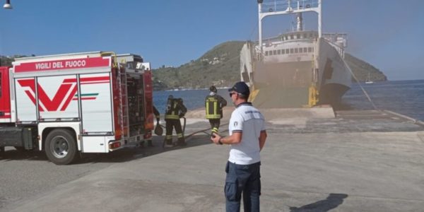 Lipari, garbage ship catches fire but it's a drill