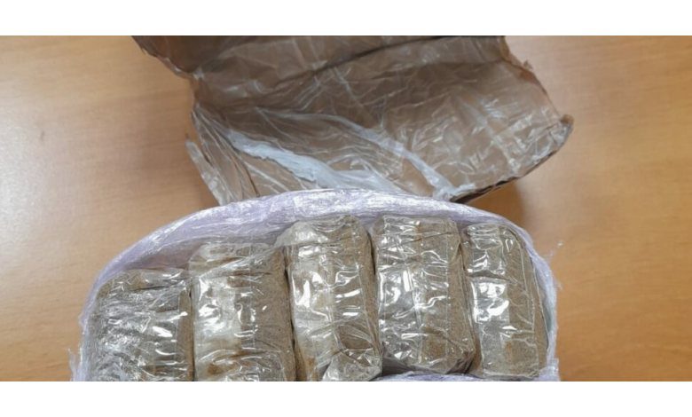 One kilogram of hashish and six grams of cocaine found in Cava d'Aliga's summer house: arrested.