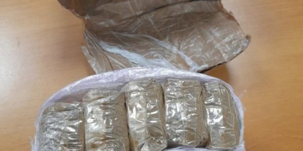 One kilogram of hashish and six grams of cocaine found in Cava d'Aliga's summer house: arrested.