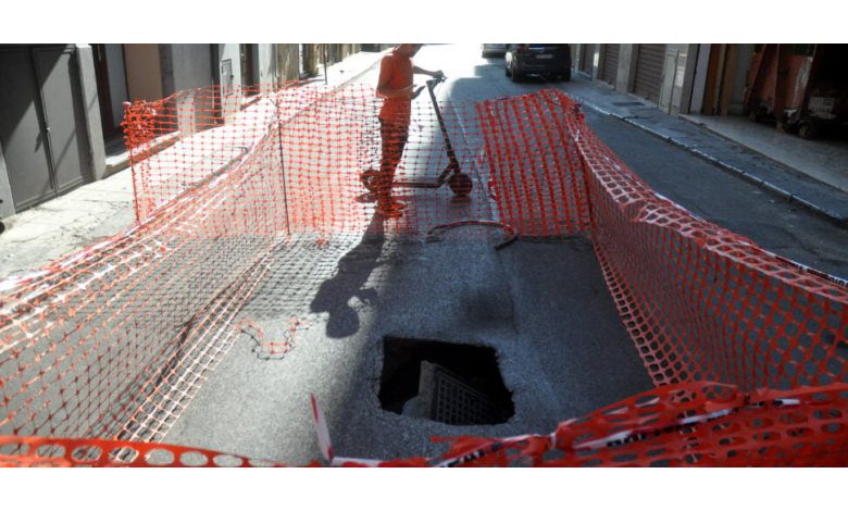 Palermo, there is a pothole in the road: Via Cappuccini closed