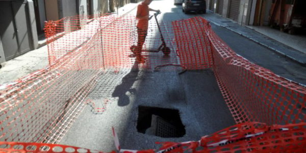 Palermo, there is a pothole in the road: Via Cappuccini closed