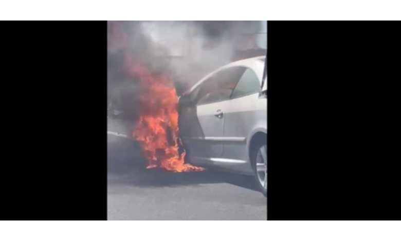 Ragusa, Mercedes catches fire on the road: fear but no injuries