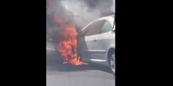 Ragusa, Mercedes catches fire on the road: fear but no injuries