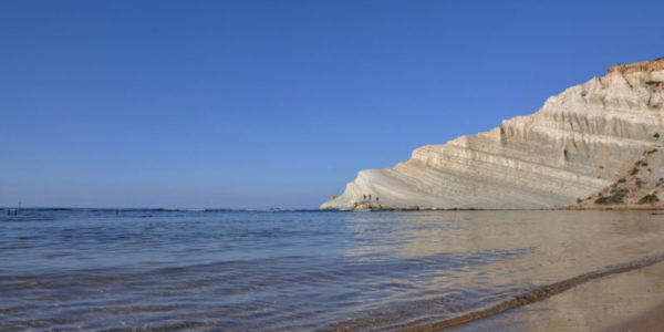 Tourist suffers a heart attack at the Scala dei Turchi, transferred to hospital by helicopter: condition is serious
