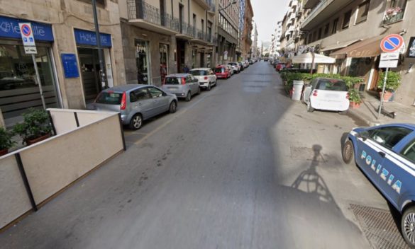 Banda di adolescenti in monopattino picchia un'anziana nel centro di Palermo