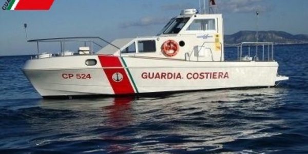 Altavilla, con la barca troppo vicino ai bagnanti: era pure senza assicurazione, doppia multa da 1.230 euro