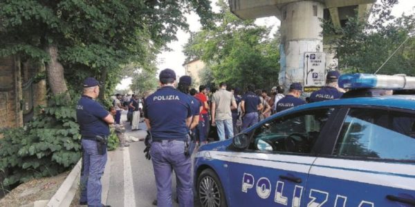 Caltanissetta, accusa un migrante di violenza sessuale: le telecamere lo scagionano