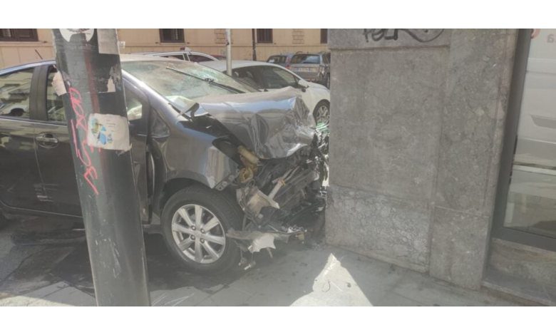 Incidente a Palermo, schianto tra due auto in via Mariano Stabile: tre feriti