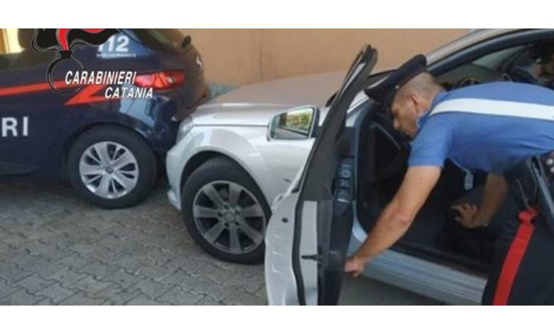 Catania, due minori in auto scappano davanti ai carabinieri: inseguiti e raggiunti, uno viene denunciato