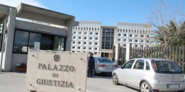 Falso certificato medico a un detenuto in cambio di soldi, nei guai una dottoressa di Siracusa