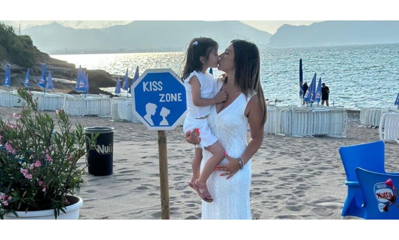 Ficarazzi, in spiaggia un angolo per i baci: nasce la kiss zone alla Crucicchia