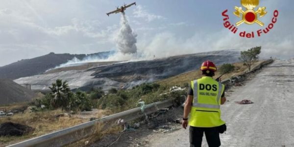 Incendi in provincia di Palermo, canadair sul bosco di Altofonte e a Bellolampo