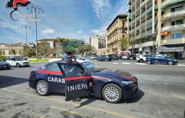 Gravina di Catania, coppia scopre un ladro in casa e cerca di bloccarlo: la donna sfregiata nella colluttazione