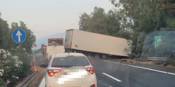 Messina-Catania, autocompattatore si scontra con un Tir e finisce nella scarpata: due feriti, uno grave