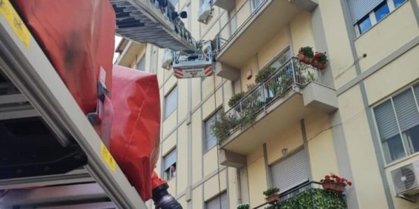 Messina, fiamme in un'abitazione di via Fata Morgana: una donna intossicata