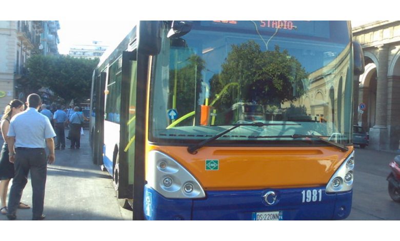Palermo, rissa tra due passeggeri sull’autobus: insulti e sputi, poi volano pugni