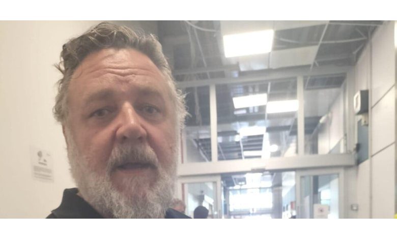 Russell Crowe in aeroporto a Palermo, lo scatto diventa virale