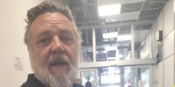 Russell Crowe in aeroporto a Palermo, lo scatto diventa virale