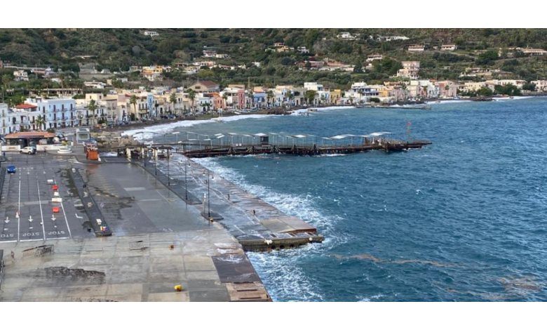 Il sequestro delle navi di Caronte & Tourist, i sindaci delle isole minori: «Ora soluzioni per i collegamenti»