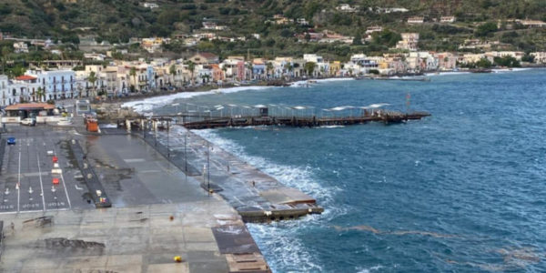 Il sequestro delle navi di Caronte & Tourist, i sindaci delle isole minori: «Ora soluzioni per i collegamenti»