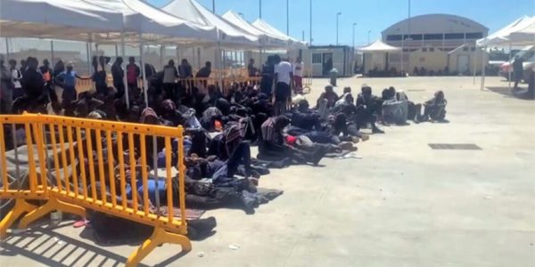 Ventitré autobus per il trasferimento dei migranti, si sgombera Porto Empedocle