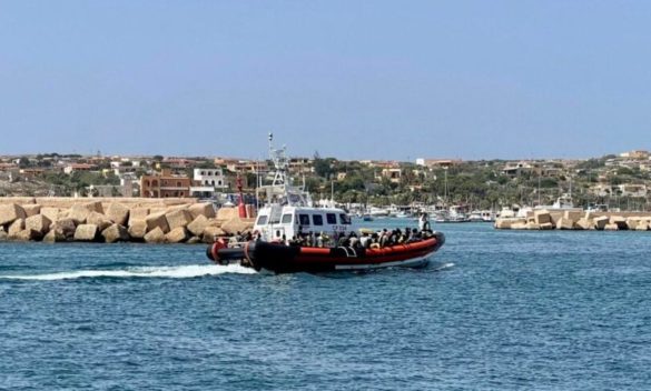 Dieci sbarchi a Lampedusa, arrivati 334 migranti
