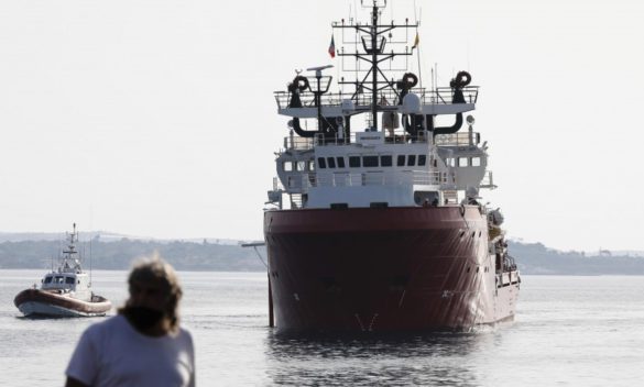 I 623 migranti soccorsi in mare dalla Ocean Viking saranno portati a Lampedusa e Civitavecchia