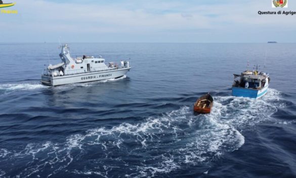 Agrigento, il gip tiene in carcere i tre scafisti: così è stato bloccato il «viaggio di lusso» sul peschereccio tunisino