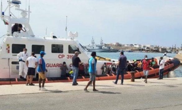Trasferiti quasi tutti i migranti da Porto Empedocle, in 500 restano ancora a Lampedusa