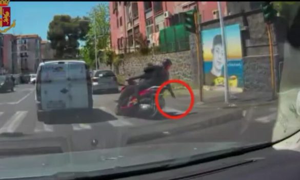 Catania, due arresti per tentato omicidio: l'agguato ripreso in tempo reale dalla telecamera di un'auto di passaggio - IL VIDEO