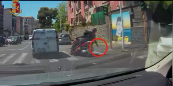 Catania, due arresti per tentato omicidio: l'agguato ripreso in tempo reale dalla telecamera di un'auto di passaggio - IL VIDEO