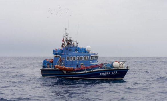 La nave Aurora fermata per 20 giorni, anziché dirigersi a Trapani ha attraccato a Lampedusa