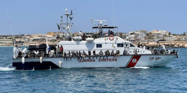 Ragazzo muore durante la traversata per Lampedusa: vittima delle esalazioni della benzina