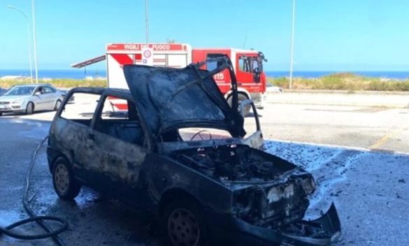Auto in fiamme a Messina: salva la conducente, vettura completamente bruciata