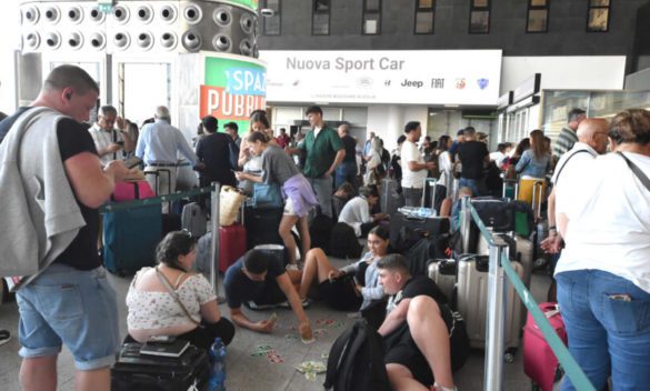L'aeroporto di Catania chiuso, turisti disperati: «Alberghi a 100 euro, dormiamo qui»