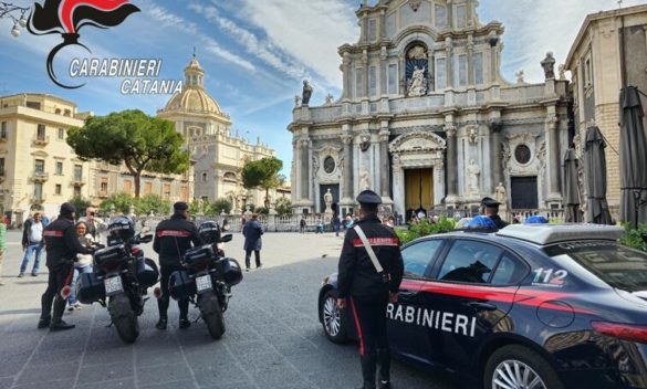 Picchia la convivente e minaccia il padre con forbici: arrestato a Catania