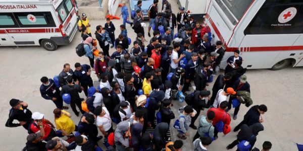 Emergenza migranti, traghetto, navi e aerei in azione: 1.828 lasciano Lampedusa