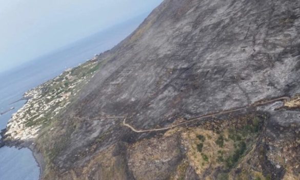 Stromboli, prorogato lo stato di emergenza dopo lo spaventoso incendio e le bombe d’acqua