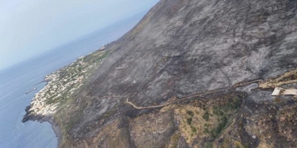 Stromboli, prorogato lo stato di emergenza dopo lo spaventoso incendio e le bombe d’acqua